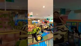 Катаемся на квадроциклах на карусели с папой #карусель #мило