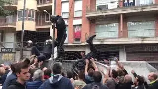1-O Spanish police assault a polling station in Barcelona using violence