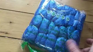 Получили пакеты с бахилами на ноги.