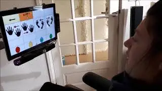 Yrsa speelt Twister met haar ooggestuurde spraakcomputer