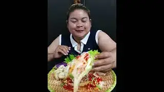 Crush the papaya and make it hard to eat. #yummy #eating #crush #delicious 
