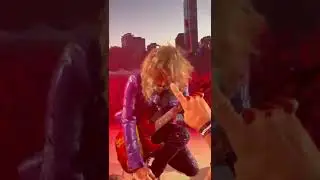 Kirk Hammett holds my hand and lets me strum his guitar during Creeping Death! (7/28/22)
