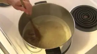 Легко удалить пригоревшее молоко из кастрюли