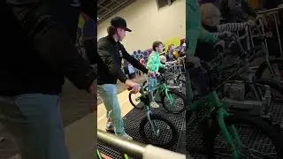 Профессиональный гонщик Кэм Вуд дарит велосипед Rebel BMX молодому фанату