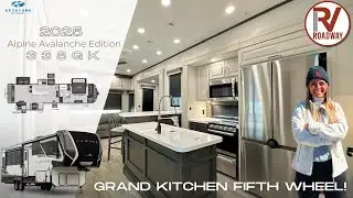 ВЕЛИКОЛЕПНАЯ КУХНЯ! 👀 Оцените новый автодом Keystone RV Alpine Avalanche Edition 338GK 2025 года ...