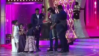 Vikatan best actor award 2018 Thalapathy Vijay receives from Kamal for Mersal