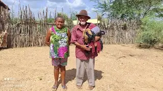 SEU PEDRO JACÓ E SUA FILHA MOSTRANDO O PRESENTE RECEBIDO QUE CHEGOU DE SÃO BENTO, PARAÍBA.