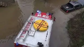 Auto wird bei Mülheim an der Mosel aus dem Hochwasser gezogen