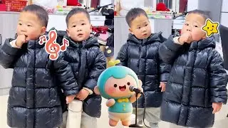 【超萌双胞胎】双胞胎开启个人演唱会模式，跑调跑到外婆家还欲罢不能，妈妈笑问：