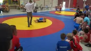 Devin D&ouml;ring /ESV Wittenberge) - Julian Schmelzer MSV 90) E-Jugend 27kg 8U Wrestling 62 lbs May 2016