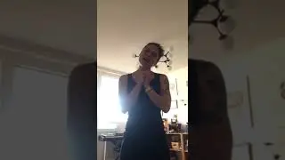 Karolin Kastowsky-Priglinger (Esther Hochedlinger) arbeitet an einer Eigenkomposition 