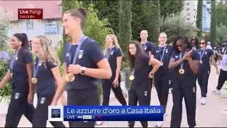Le ragazze del volley femminile dopo l'oro a Parigi a Casa Italia