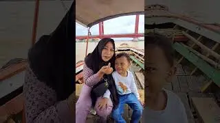 Wisata mengelilingi sungai musi naik perahu yang disebut ketek.