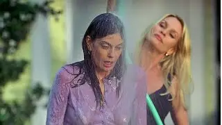 Edie Washes Martha&rsquo;s Ashes Off Susan Onto The Lawn &ndash; Desperate Housewives 1x12