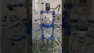Chemical glass reaction vessels