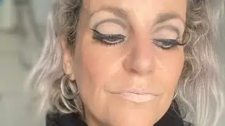 1960s style mod makeup