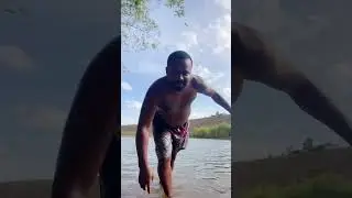 Tomando banho no rio 