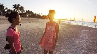 Polka i Filipinka Grają We Frisby Na Rajskiej Plaży w Azji.