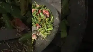 Bohnen mit Speck in der gusseisernen Pfanne auf dem Holzofen 👨&zwj;🍳👩&zwj;🌾