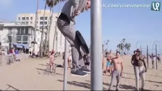 Prank, the old man shows the class to the athletes Пранк, старик показывает класс турникменам