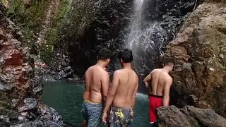 Matarik na daan patungo sadsad falls