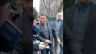 &laquo;Поклонники&raquo; Тома Харди воспользовались его добротой, подошли к нему и попросили еще автографов.