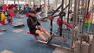 Eest tōmme plokil keskmise neutraalhaardega (istudes) / neutral grip seated row