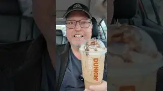 Обзор фирменного латте Dunkin' Candy Bar!