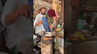 The Sultan of Multan sells cheap food in Makkhana #streetfood
