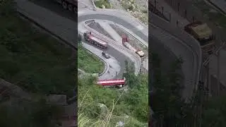 Continuous sharp turn section traffic flow #shorts