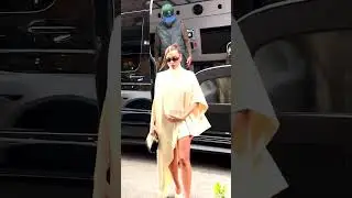 Хейли Бибер демонстрирует свой живот!