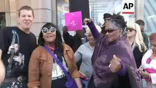 Raw: Prince Fans Dance, Cry Outside Apollo in NY