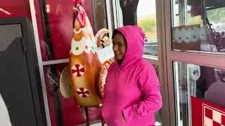 Aquí en esta tienda, donde compro todos mis alimentos para los cachorros y hay miles de cosas ￼