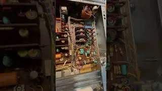 Pre amplificatore Farfisa aperto per pulizia, si vede il condensatore rotto.