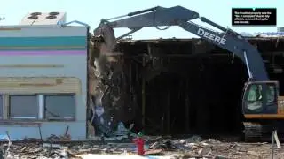 Hy-Vee demolishes Oak Park Mall