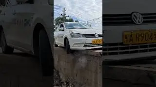 The front wheel accidentally fell off the road bump, see how the old driver succeeded