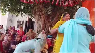 माँ बेटी का मस्त प्यार और डांस 💃 दोडा दोडा आया श्याम 🙏##सरोज #खत्री
