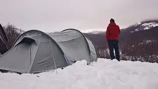 BIVACCO INVERNALE CUCINANDO CARNE SUL FUOCO