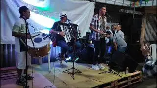 Adeval do Acordeom e trio Tocando m&uacute;sica de Assiss&atilde;o.