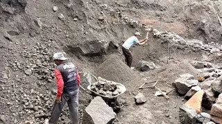DUE TO FREQUENT RAIN, MANY MATERIALS ARE LANDSLIDED AT THE MINING LOCATION 