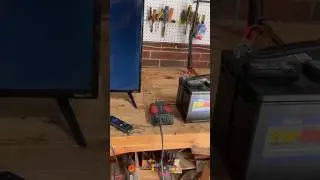 Energ&iacute;a solar con invertor  y batteria de 12 volts para la tv