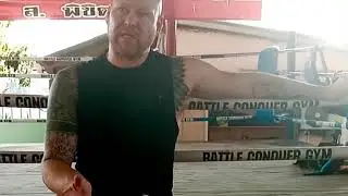 Another happy camper! Muay thai novice, conquered battle Conquer