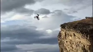 Temerario salto en moto al abismo