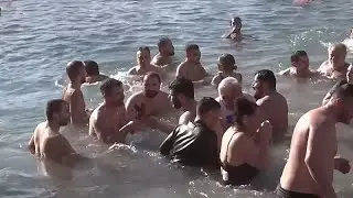 Orthodox faithful in Greece swim to retrieve the cross on Epiphany