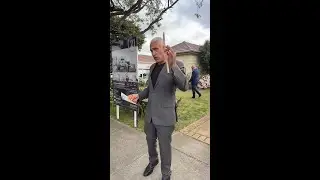 Auctioneer dedicates the auction to West Tigers with a wooden spoon instead of a hammer 🥄