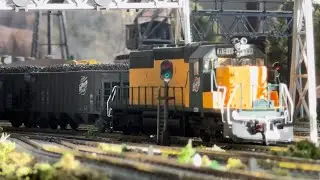 This &ldquo;Yellow&rdquo; Sticks Out - Chicago & North Western (CNW) - HO Scale Model Trains 