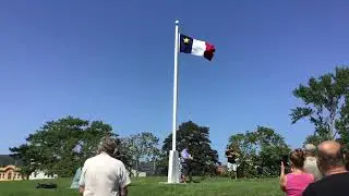 La c&eacute;r&eacute;monie du premier lever du drapeau acadien &agrave; Fort Anne