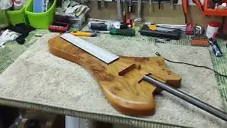 Что на рабочем столе? Тревел бас, стратокастер, грифы.