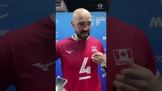 Kapitan reprezentacji Kanady w siatk&oacute;wce mężczyzn, Hoag, przygotowuje się na mecz z Japonią po za...