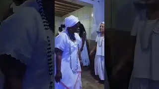 Que linda chegada de vov&oacute; Quit&eacute;ria salve os Pretos-Velhos adorei as almas 🤍 🖤 👵🏿